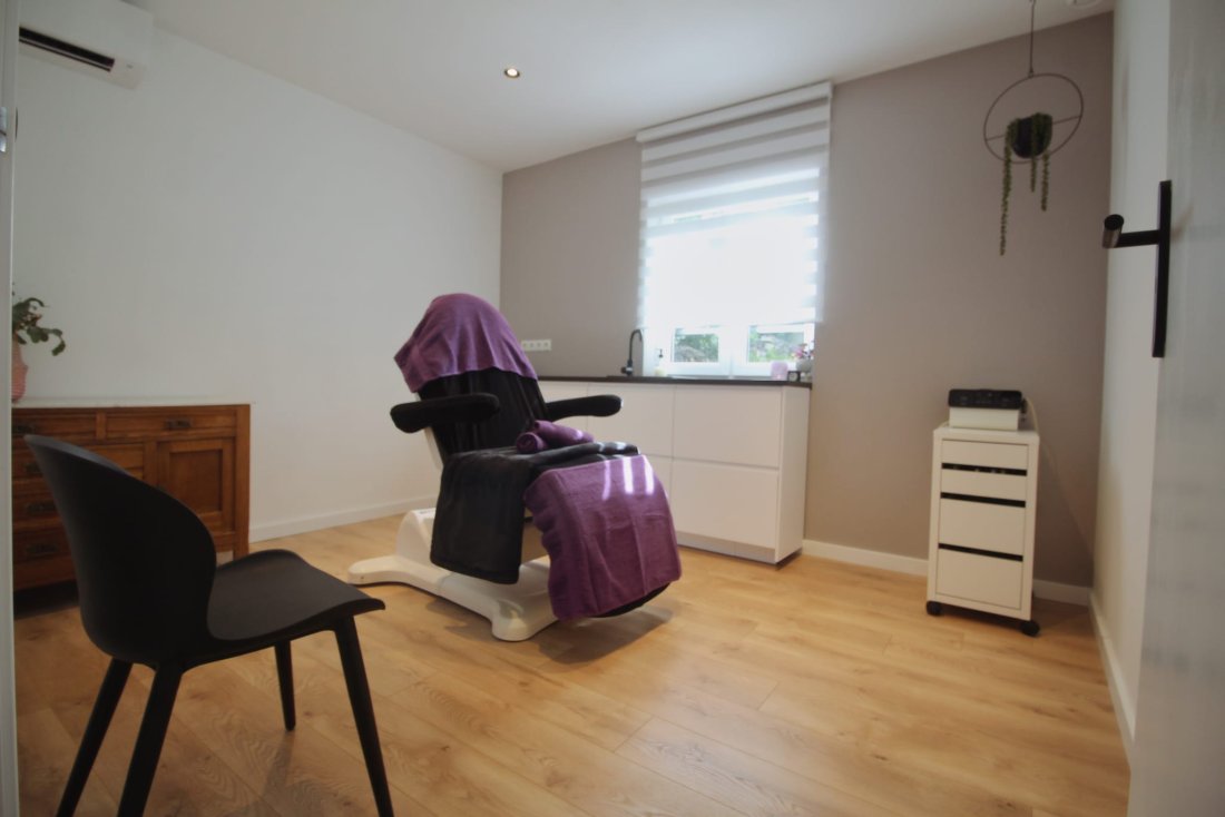 Boek uw afspraak op locatie bel of app 06 42205022.